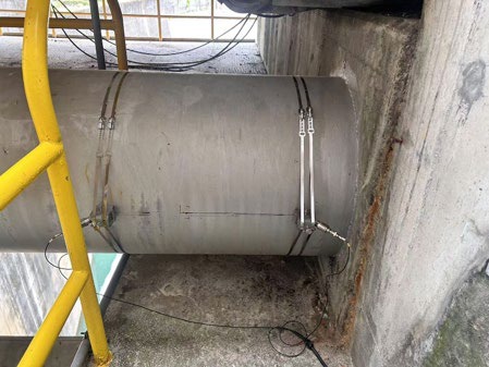 Príložný snímač PanaFlow LC nainštalovaný na potrubí DN700