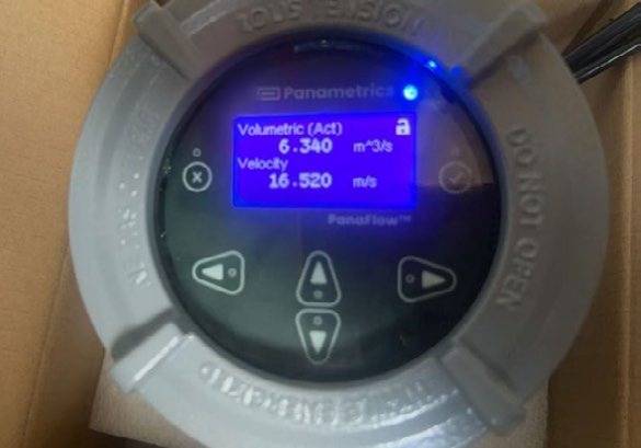 Transmiter Panametrics XMT1000LC so zobrazenými nameranými hodnotami